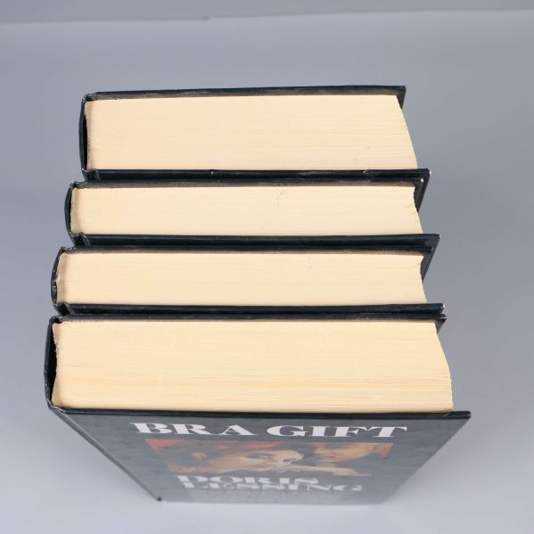 Överblick över fyra staplade Doris Lessing-böcker ovanifrån