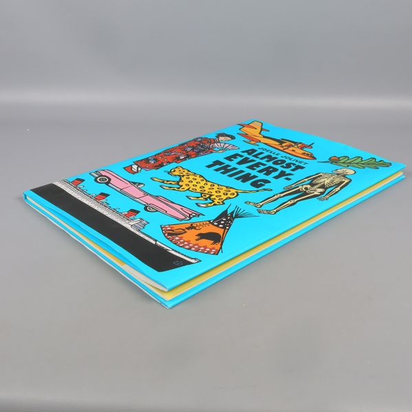 Boken Almost Everything sedd i vinkel med fram- och baksida synliga