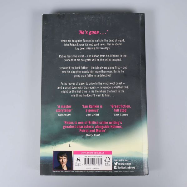 Baksidan av boken A Song for the Dark Times med sammanfattning, citat och författarporträtt