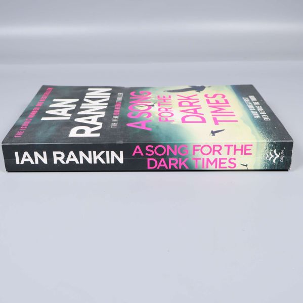 Bokens rygg med titel och författare i vit och rosa text