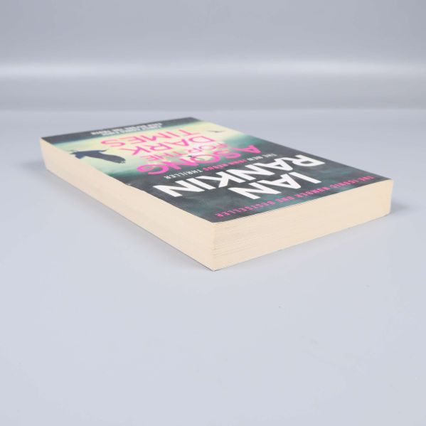 Boken sedd snett framifrån, visar bokens tjocklek och omslag