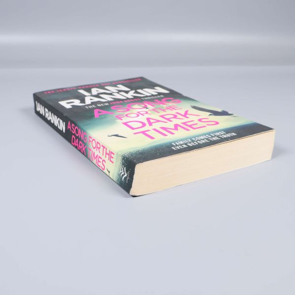 Boken sedd från en låg vinkel, framhäver framsidan och bokens hörn