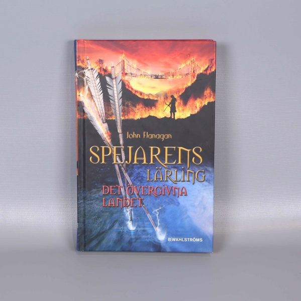 Framsida av boken Spejarens lärling Det övergivna landet med färgstarkt omslag