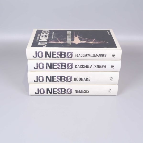 Bokryggar med titlar och författare Jo Nesbø staplade på varandra