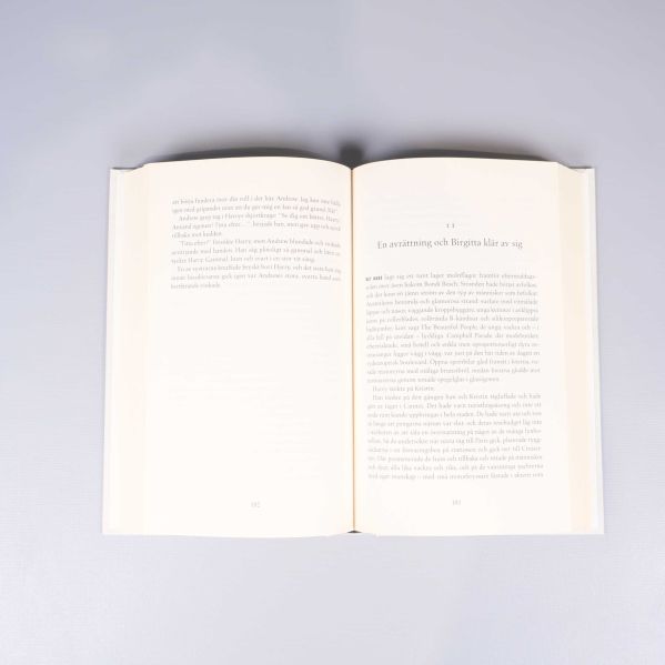 Uppslag ur bok, kapitelrubrik och text synliga på sidorna