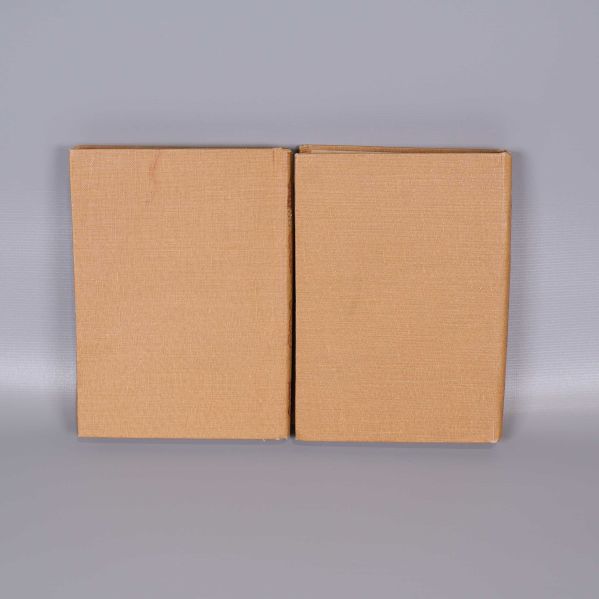 Baksidor på två inbundna böcker i beige tyg