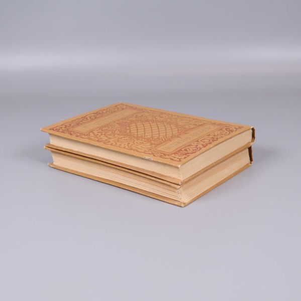 Två liggande böcker med vacker framsida och guldsnitt