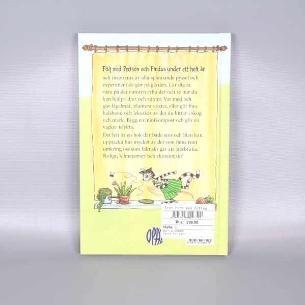 Baksidan av boken med beskrivning och illustration på Findus som hoppar