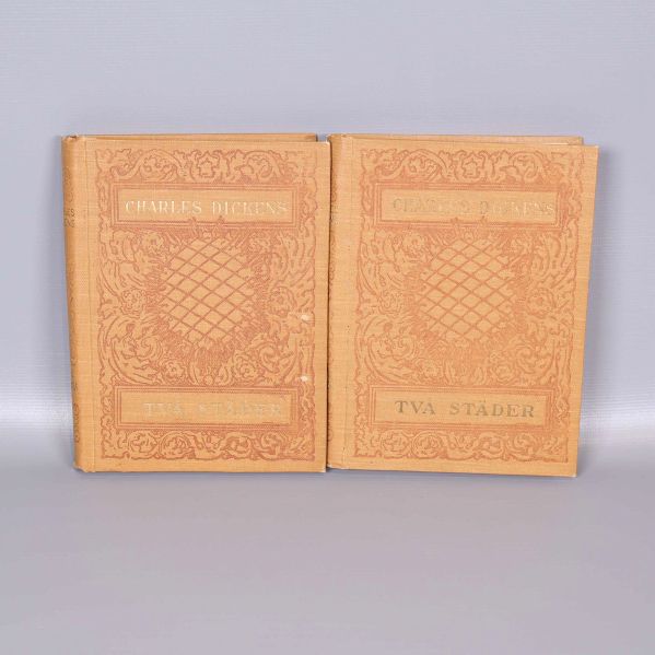 Två inbundna böcker av Charles Dickens, Två städer, med mönstrad och guldfolierad framsida