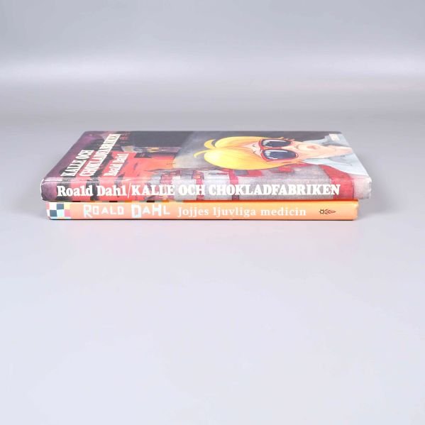 Böckernas ryggar visar titlar och författarnamn