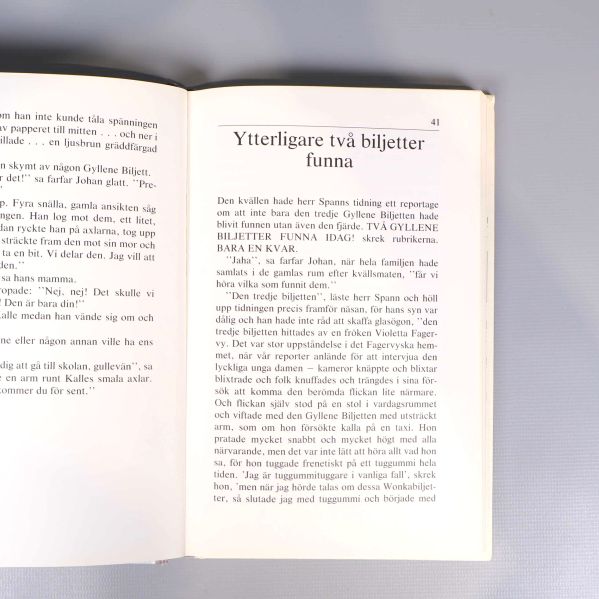 Uppslag ur Kalle och chokladfabriken med svensk text