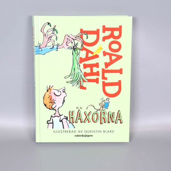 Framsidan av boken Häxorna av Roald Dahl med tecknad illustration