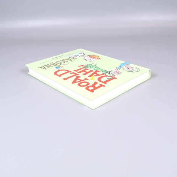 Boken Häxorna från sned vinkel, visar det tjocka omslaget