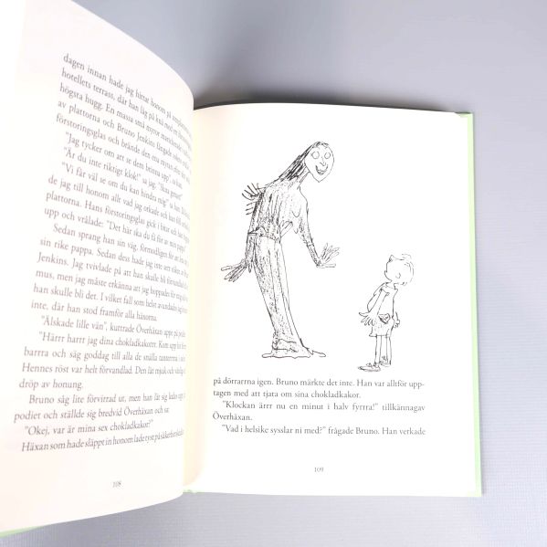 Uppslag från boken Häxorna, en illustration och svensk text