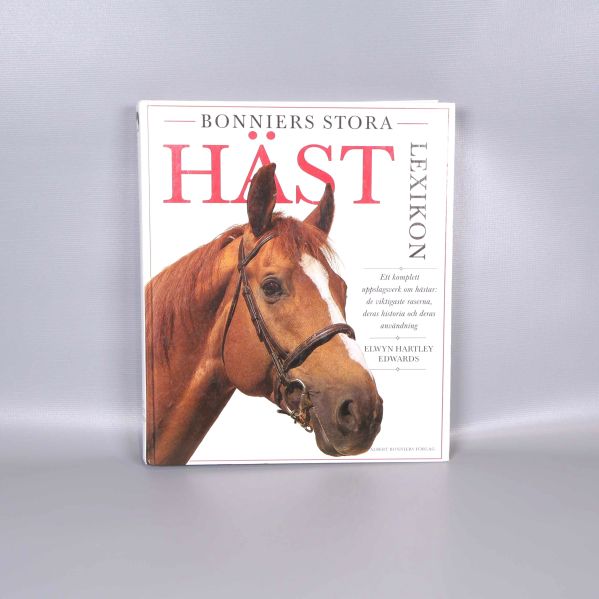 Framsidan av Bonniers stora hästlexikon med hästporträtt och tydlig titel