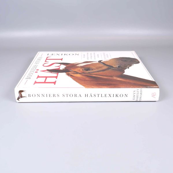 Bokryggen på Bonniers stora hästlexikon, med titel och författare