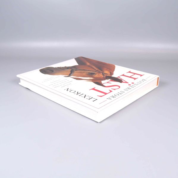 Bonniers stora hästlexikon liggande på sidan med framsidan synlig