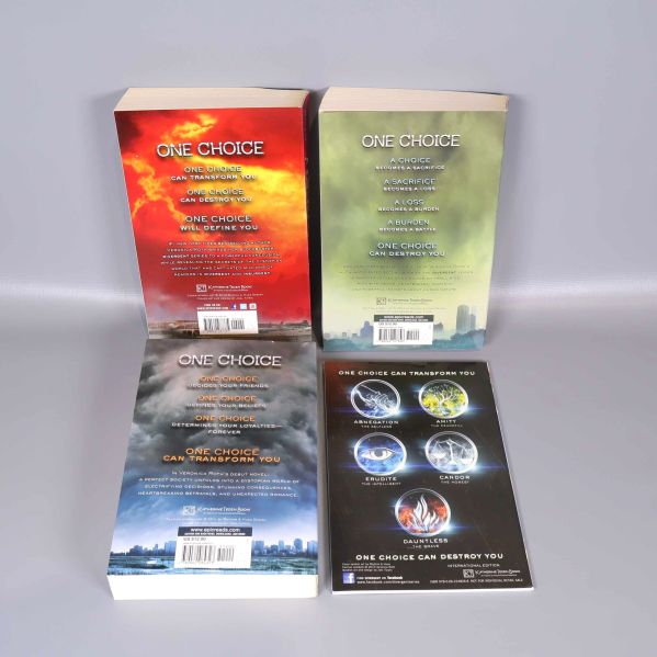 Baksidor på fyra Divergent-böcker med text och illustrationer