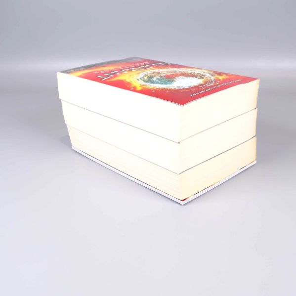 Tjocka bokblock på tre pocketböcker staplade