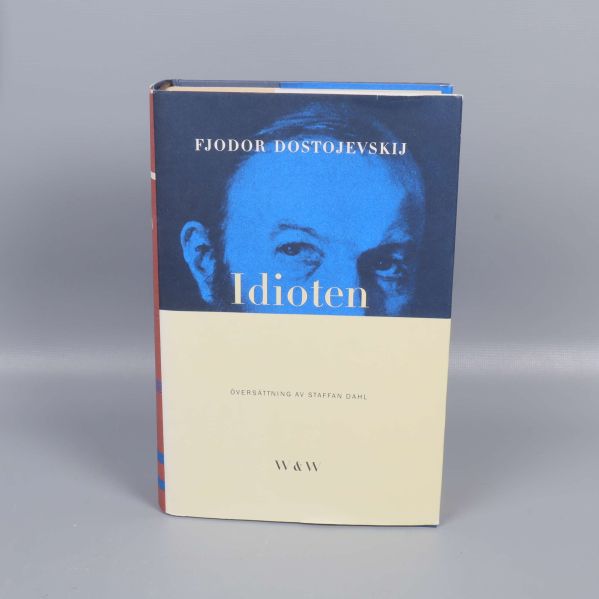 Framsidan av Idioten av Fjodor Dostojevskij i blått och beige