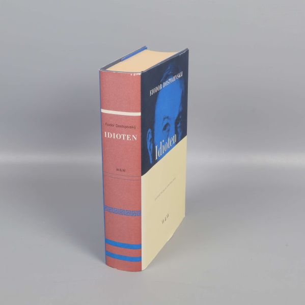 Bokens rygg och framsida med titeln Idioten tydligt synlig