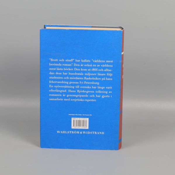 Baksida av Brott och straff med citat och blå bakgrund samt synlig ISBN