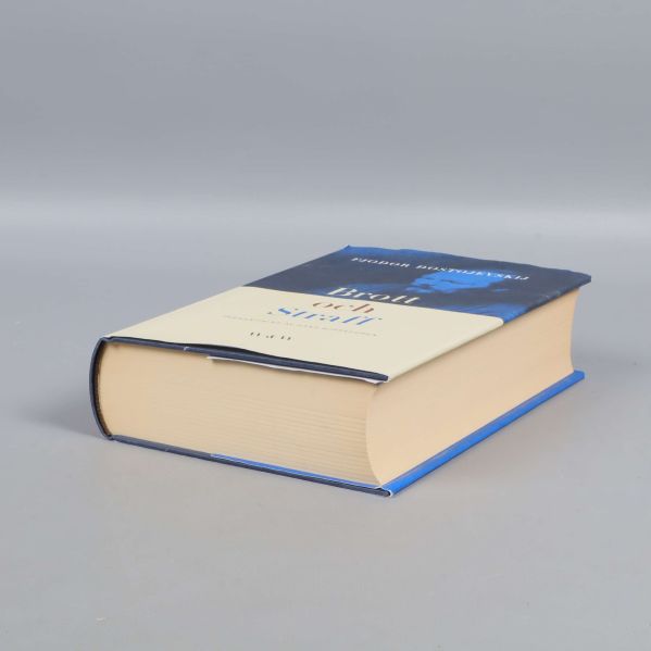 Brott och straff liggande, visar bokblocket och tjockleken