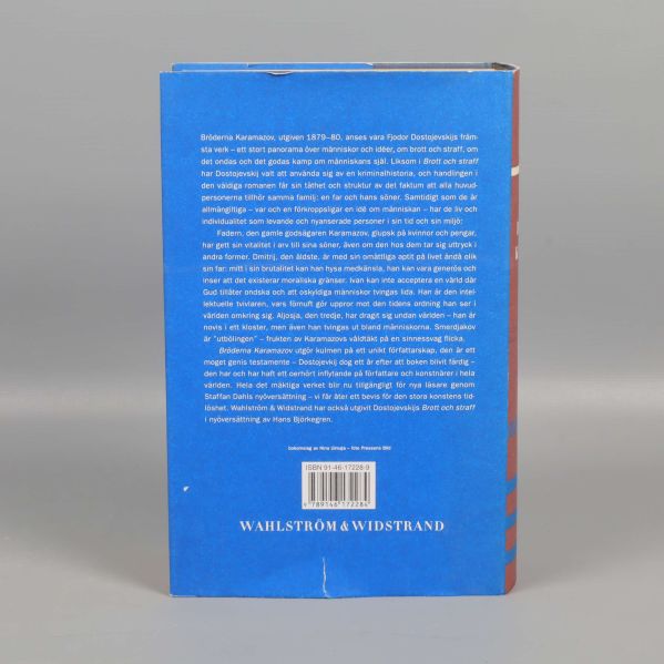 Baksidan av Bröderna Karamazov med text och ISBN
