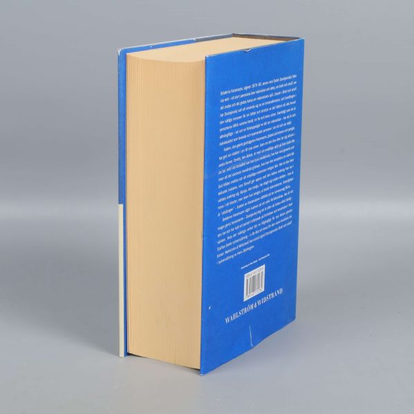 Bok Bröderna Karamazov med synlig tjocklek och baksida