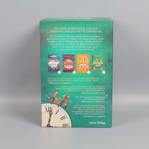 Baksida av bokbox Hartmans magiska värld med bokbeskrivning