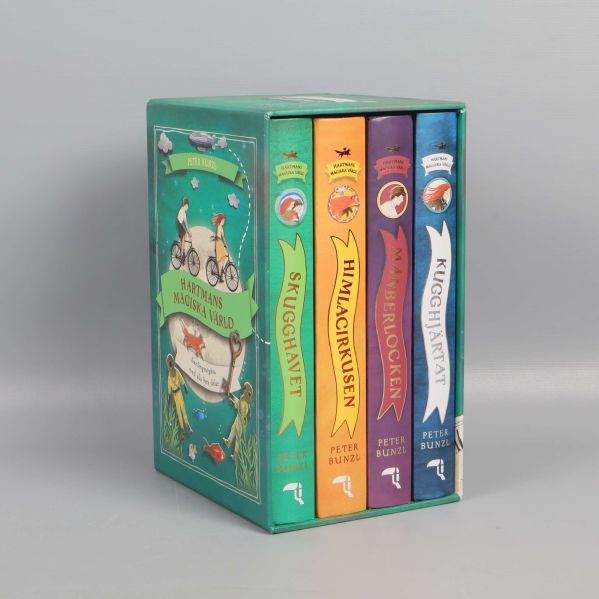Sidorna på bokboxen visar fyra färggranna bokryggar