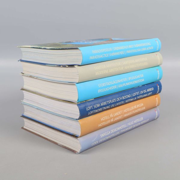 Ryggar på sex böcker med titlar och färgade band