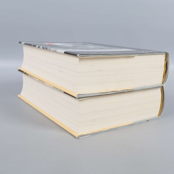 Närbild på bokens tjocklek och sidor med inbundna pärmar