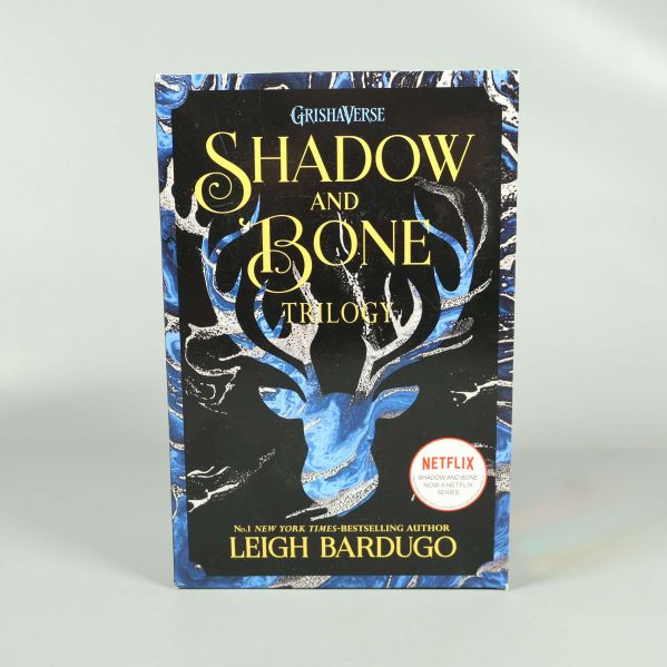 Framsidan av Grishaverse Shadow and Bone trilogi boxset