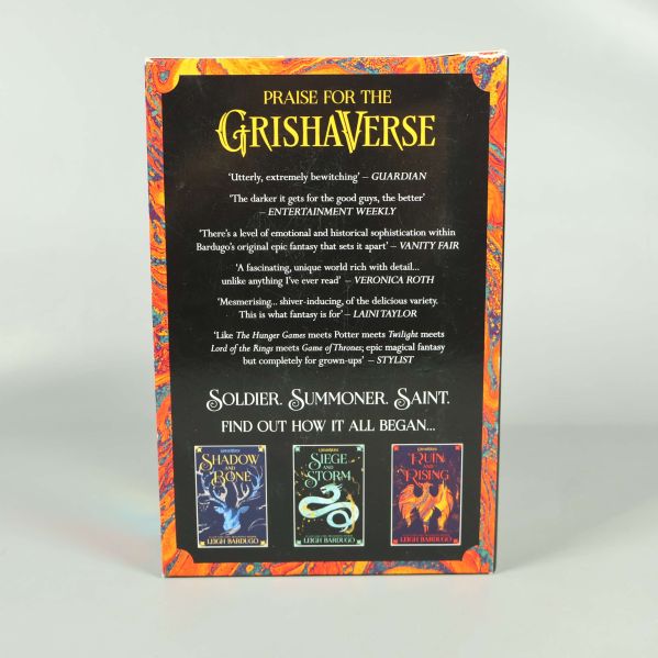 Baksidan av Grishaverse Shadow and Bone trilogi boxset med hyllningscitat