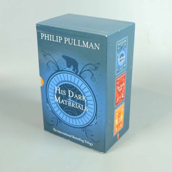 Framsidan på His Dark Materials bokbox med mönstrad illustration