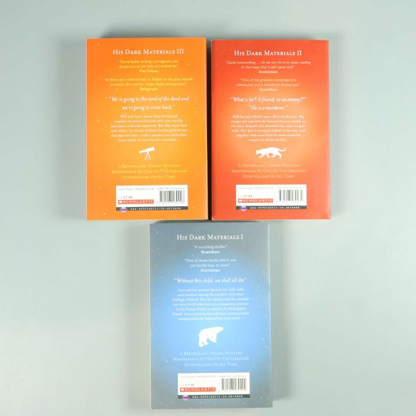 Baksidor av His Dark Materials böcker med citat och information