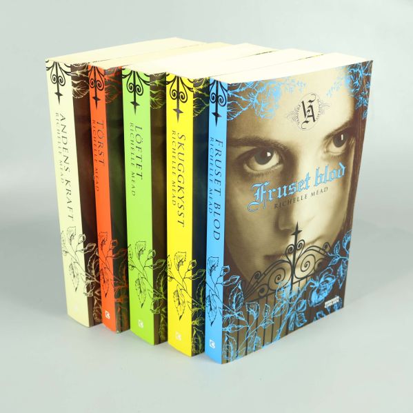 Fem böcker ur serien Vampire Academy av Richelle Mead i stående rad