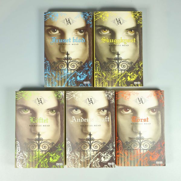 Omslagen till fem böcker ur Vampire Academy-serien, färgstarka med porträtt