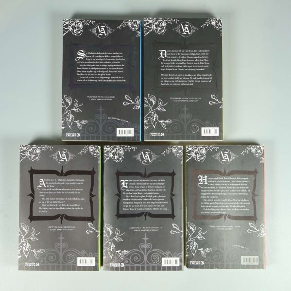 Baksidor av fem Vampire Academy-böcker med texter och svart design