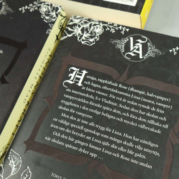 Närbild på baksidetext och logotyp för Vampire Academy