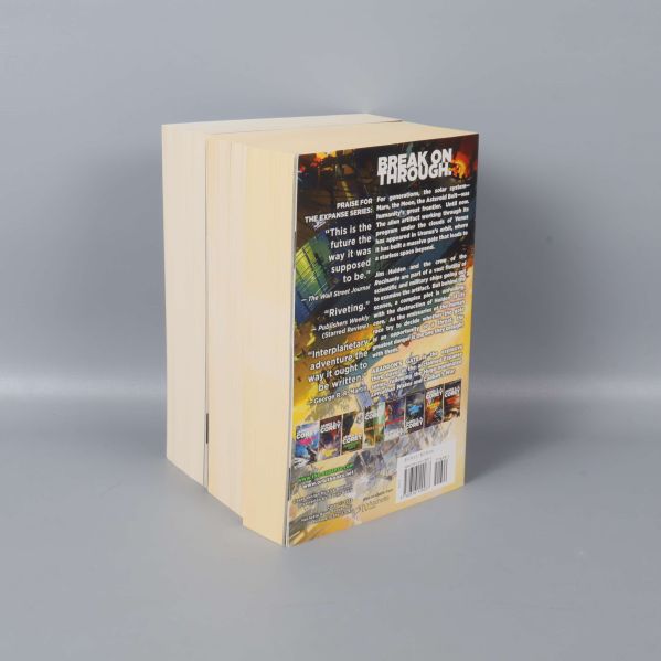 Böckerna stående med baksidan mot kameran, text och bilder synliga