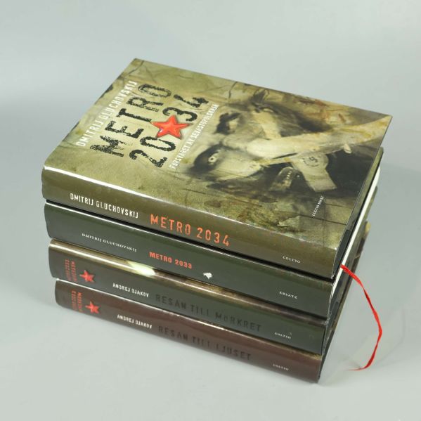 Fyra böcker i Metro 2033-serien staplade på varandra med tydliga ryggar