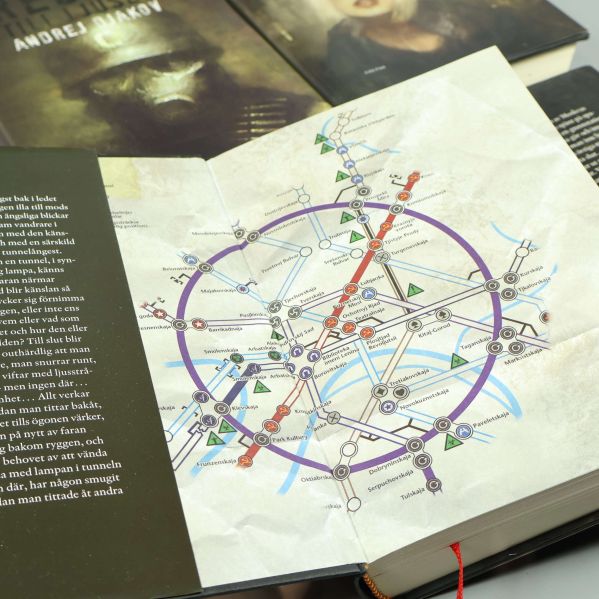 Detaljbild av karta över tunnelbanesystem från insidan av en Metro-bok