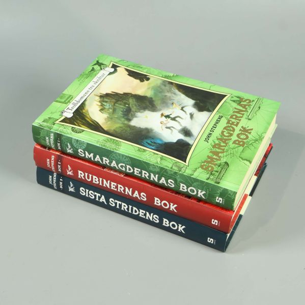 Sida av tre böcker i Trolldomens tre skrifter