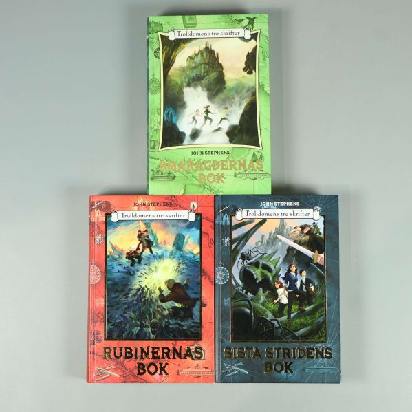 Tre böcker uppifrån med färgglada omslag och illustrationer