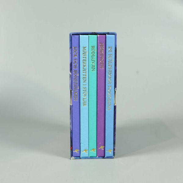 Sagobiblioteket box från sidan, alla fem färgade bokryggar synliga