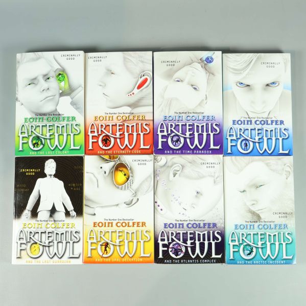 Framsidor av åtta Artemis Fowl-böcker, alla omslag synliga