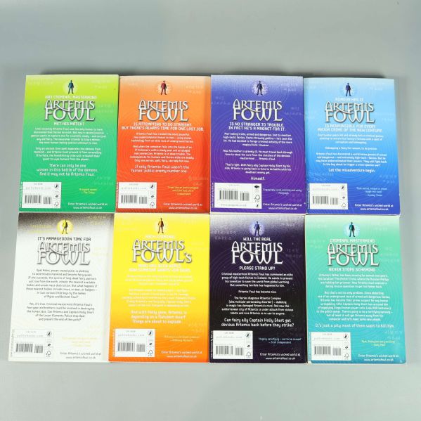 Baksidor av åtta Artemis Fowl-böcker med sammanfattningar och ISBN
