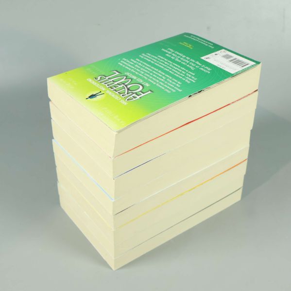 Böckerna i Artemis Fowl-serien staplade med toppen av ryggen synlig